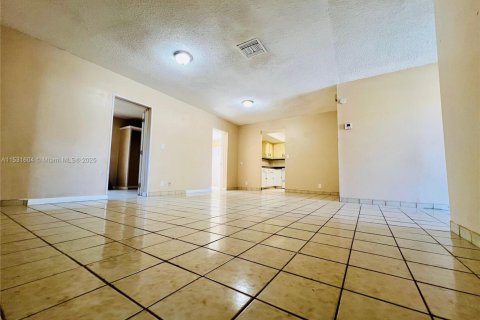 House in Margate, Florida 5 bedrooms, 136.38 sq.m. № 1689429 - photo 10