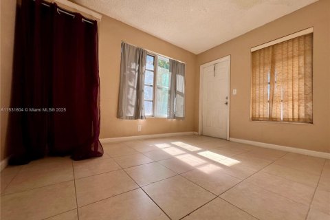 House in Margate, Florida 5 bedrooms, 136.38 sq.m. № 1689429 - photo 20