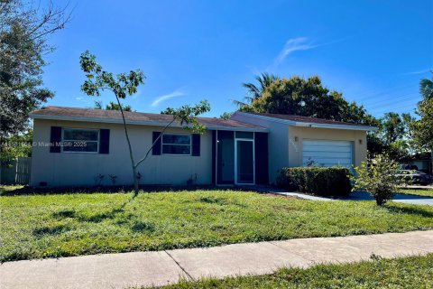 House in Margate, Florida 5 bedrooms, 136.38 sq.m. № 1689429 - photo 3
