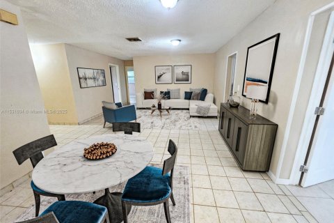 House in Margate, Florida 5 bedrooms, 136.38 sq.m. № 1689429 - photo 1