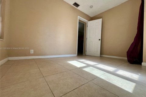 House in Margate, Florida 5 bedrooms, 136.38 sq.m. № 1689429 - photo 19