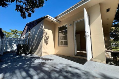 House in Margate, Florida 5 bedrooms, 136.38 sq.m. № 1689429 - photo 7
