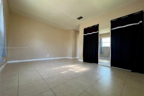 House in Margate, Florida 5 bedrooms, 136.38 sq.m. № 1689429 - photo 17