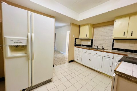 House in Margate, Florida 5 bedrooms, 136.38 sq.m. № 1689429 - photo 8