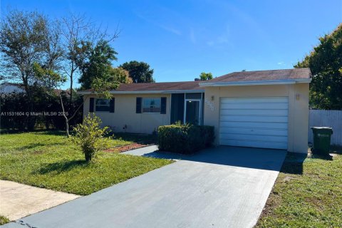 House in Margate, Florida 5 bedrooms, 136.38 sq.m. № 1689429 - photo 5