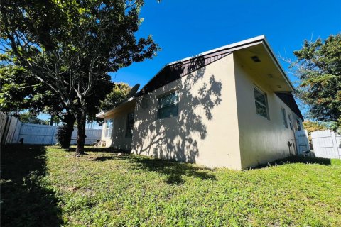 House in Margate, Florida 5 bedrooms, 136.38 sq.m. № 1689429 - photo 30