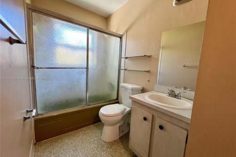 House in Margate, Florida 5 bedrooms, 136.38 sq.m. № 1689429 - photo 14