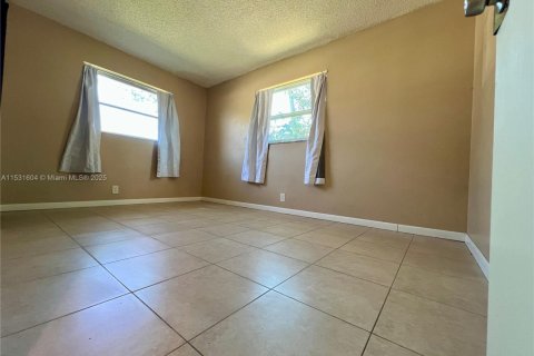 House in Margate, Florida 5 bedrooms, 136.38 sq.m. № 1689429 - photo 24