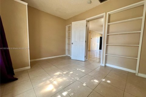 House in Margate, Florida 5 bedrooms, 136.38 sq.m. № 1689429 - photo 21