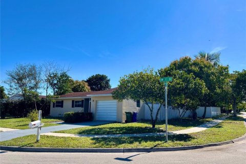 House in Margate, Florida 5 bedrooms, 136.38 sq.m. № 1689429 - photo 4