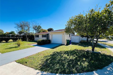 House in Margate, Florida 5 bedrooms, 136.38 sq.m. № 1689429 - photo 6
