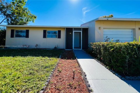 House in Margate, Florida 5 bedrooms, 136.38 sq.m. № 1689429 - photo 2