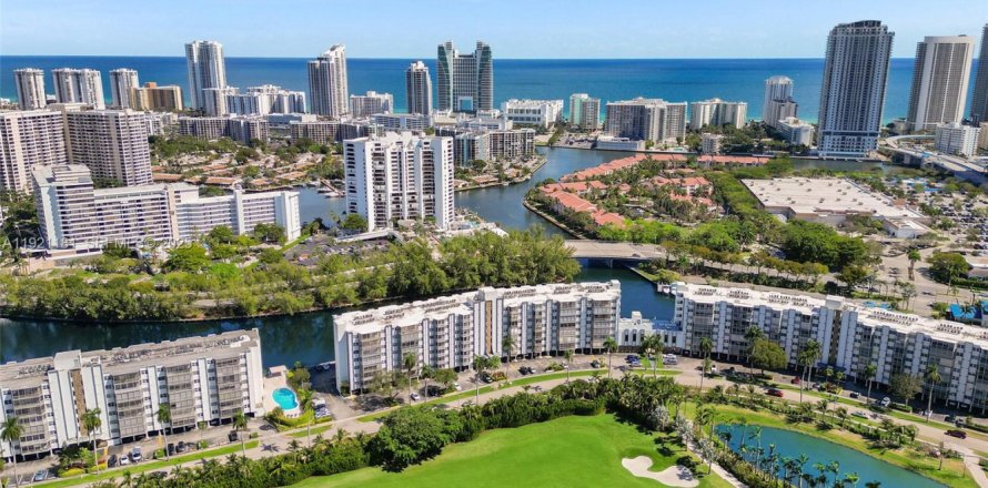 Condo à Hallandale Beach, Floride, 2 chambres  № 2082716
