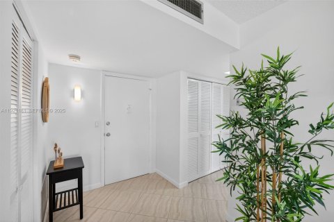 Copropriété à vendre à Hallandale Beach, Floride: 2 chambres, 106.84 m2 № 2082716 - photo 22