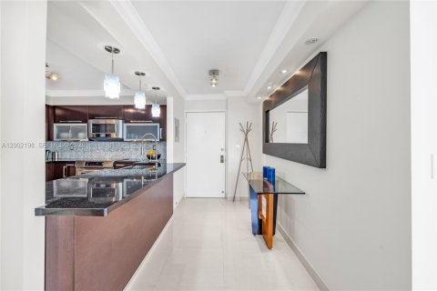Condo in Miami Beach, Florida, 2 bedrooms  № 2067671 - photo 30