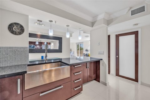 Condo in Miami Beach, Florida, 2 bedrooms  № 2067671 - photo 5