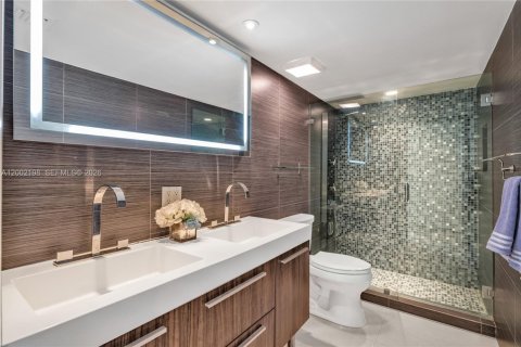 Condo in Miami Beach, Florida, 2 bedrooms  № 2067671 - photo 11