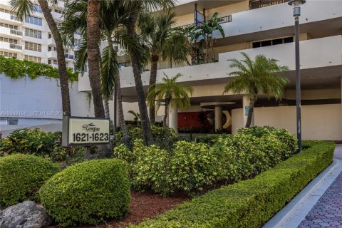 Condo in Miami Beach, Florida, 2 bedrooms  № 2067671 - photo 17