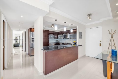 Condo in Miami Beach, Florida, 2 bedrooms  № 2067671 - photo 2