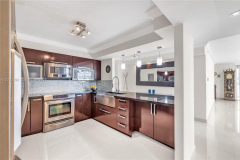 Condo in Miami Beach, Florida, 2 bedrooms  № 2067671 - photo 4