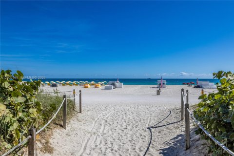 Condo in Miami Beach, Florida, 2 bedrooms  № 2067671 - photo 21