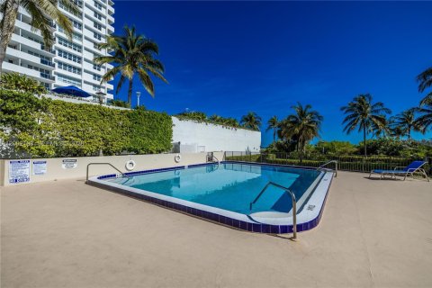 Condo in Miami Beach, Florida, 2 bedrooms  № 2067671 - photo 19