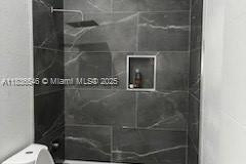 Casa en venta en Lauderhill, Florida, 4 dormitorios, 242.29 m2 № 1820309 - foto 9