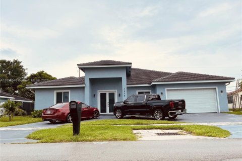 Casa en venta en Lauderhill, Florida, 4 dormitorios, 242.29 m2 № 1820309 - foto 1