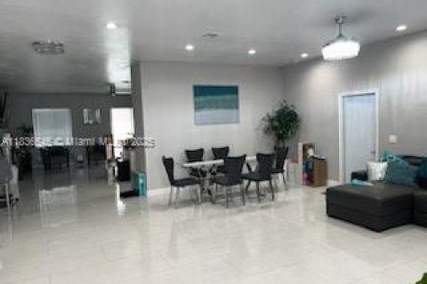 Casa en venta en Lauderhill, Florida, 4 dormitorios, 242.29 m2 № 1820309 - foto 6