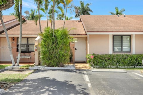 Townhouse in Miami, Florida 2 bedrooms, 104.98 sq.m. № 1891876 - photo 1