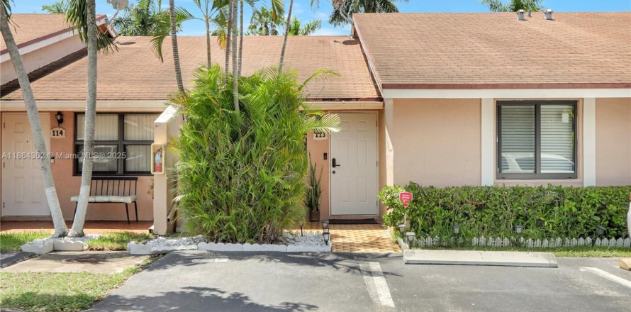Townhouse in Miami, Florida 2 bedrooms, 104.98 sq.m. № 1891876