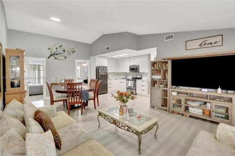 Townhouse in Miami, Florida 2 bedrooms, 104.98 sq.m. № 1891876 - photo 3