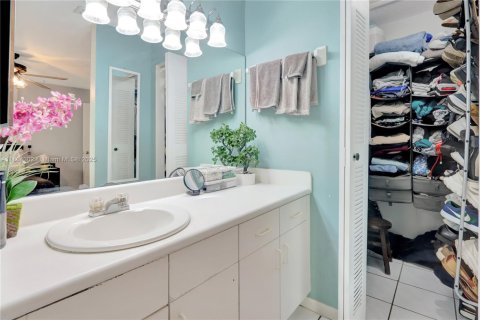 Townhouse in Miami, Florida 2 bedrooms, 104.98 sq.m. № 1891876 - photo 12