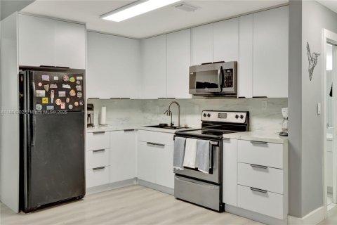 Townhouse in Miami, Florida 2 bedrooms, 104.98 sq.m. № 1891876 - photo 5