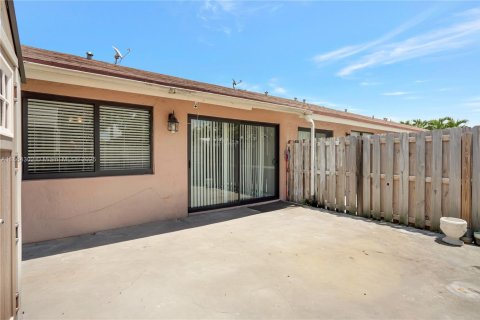 Townhouse in Miami, Florida 2 bedrooms, 104.98 sq.m. № 1891876 - photo 14
