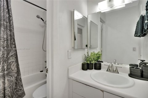 Townhouse in Miami, Florida 2 bedrooms, 104.98 sq.m. № 1891876 - photo 8