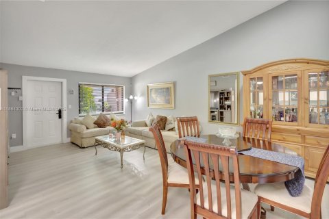 Townhouse in Miami, Florida 2 bedrooms, 104.98 sq.m. № 1891876 - photo 4