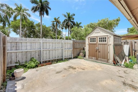 Townhouse in Miami, Florida 2 bedrooms, 104.98 sq.m. № 1891876 - photo 15