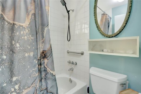 Townhouse in Miami, Florida 2 bedrooms, 104.98 sq.m. № 1891876 - photo 13