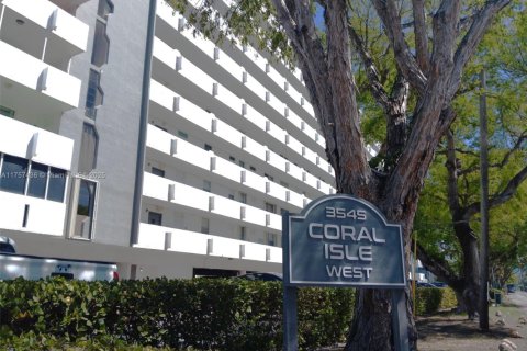 Condo in North Miami Beach, Florida, 2 bedrooms  № 1707104 - photo 18