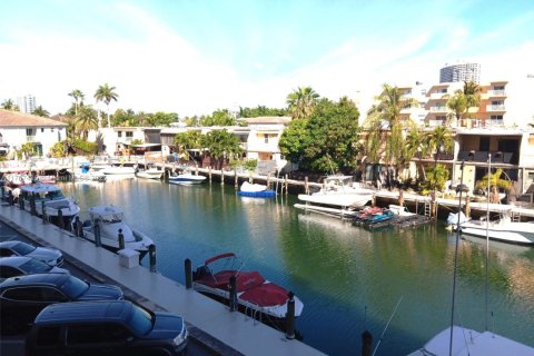 Condo in North Miami Beach, Florida, 2 bedrooms  № 1707104 - photo 9