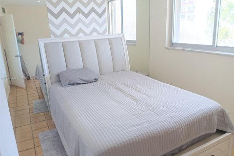 Condo in North Miami Beach, Florida, 2 bedrooms  № 1707104 - photo 15