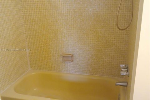 Condo in North Miami Beach, Florida, 2 bedrooms  № 1707104 - photo 13
