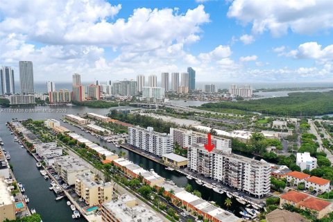 Condo in North Miami Beach, Florida, 2 bedrooms  № 1707104 - photo 2