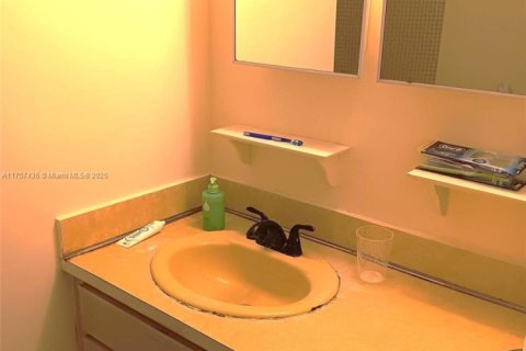 Condo in North Miami Beach, Florida, 2 bedrooms  № 1707104 - photo 14