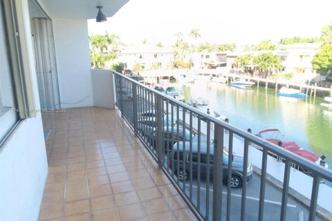 Condo in North Miami Beach, Florida, 2 bedrooms  № 1707104 - photo 6