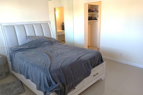 Condo in North Miami Beach, Florida, 2 bedrooms  № 1707104 - photo 11