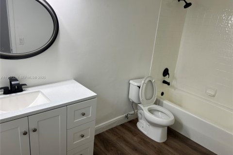 Casa en alquiler en Hialeah, Florida, 4 dormitorios, 147.53 m2 № 2011237 - foto 3