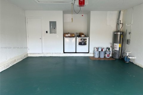 Casa en alquiler en Hialeah, Florida, 4 dormitorios, 147.53 m2 № 2011237 - foto 4