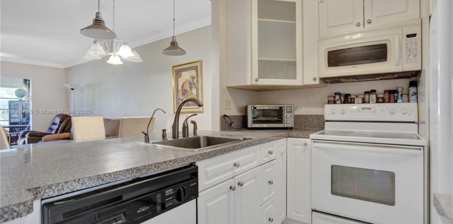 Condo in Lauderdale Lakes, Florida, 2 bedrooms № 1811227